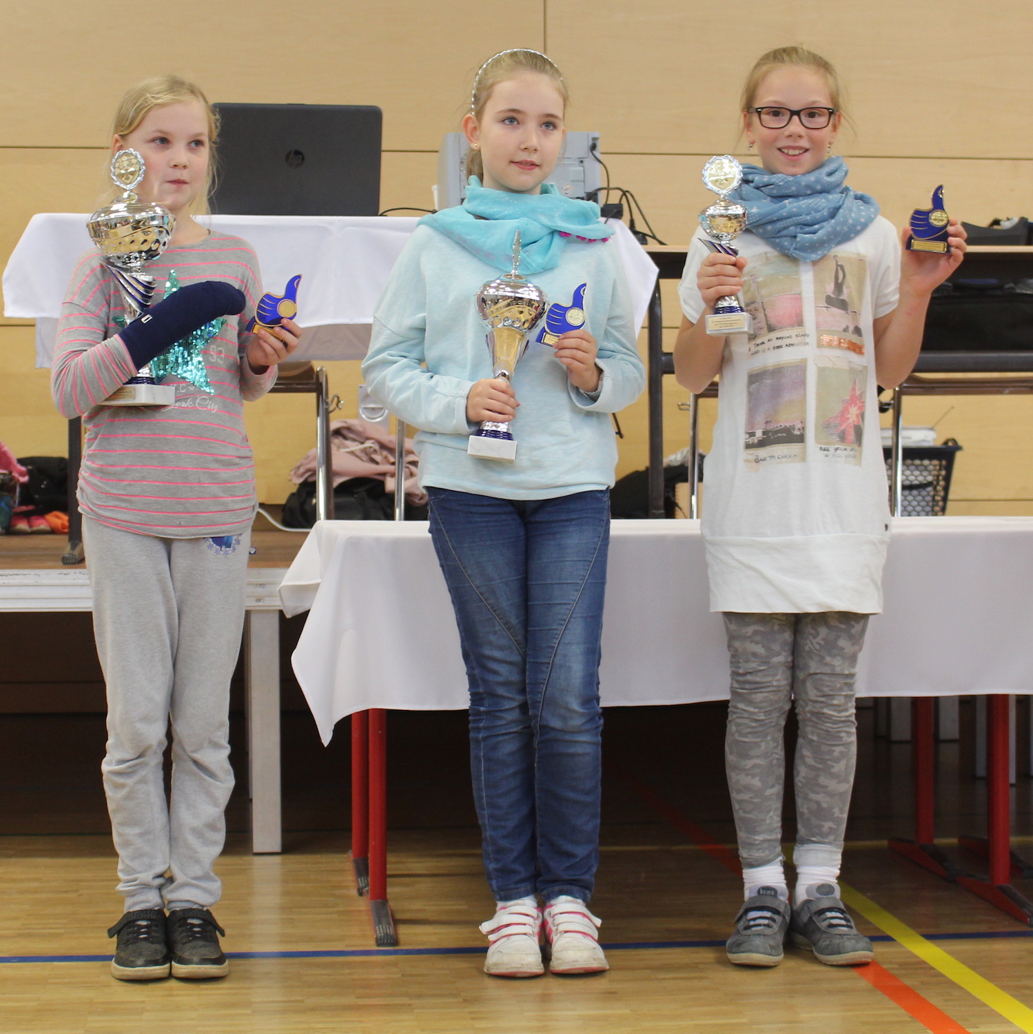KLS_Podest_1_Lenia_Staffeldt_Lenia_Höffler_Stella_Klein_vlnr